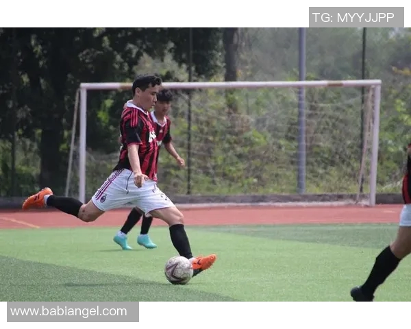 足球明星毕业照背后的故事与荣耀时刻的回顾