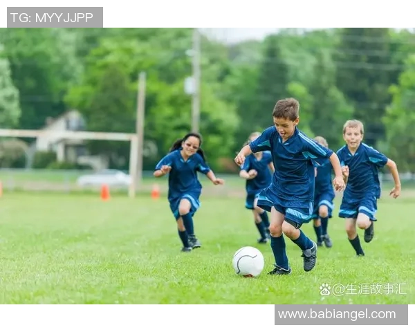 足球明星激情踢球瞬间高清壁纸分享尽享运动魅力与竞技风采